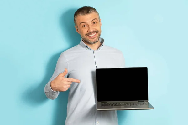 Novo Site Feliz Homem Caucasiano Maduro Segurando Laptop Com Tela — Fotografia de Stock