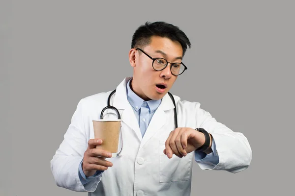 Σοκαρισμένος Αστεία Ώριμος Κινέζος Θεραπευτής Λευκό Παλτό Γυαλιά Φλιτζάνι Καφέ — Φωτογραφία Αρχείου