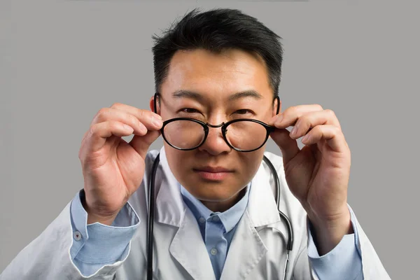 Σοβαροί Ύποπτοι Μεσήλικες Ασιάτες Θεραπευτές Λευκό Παλτό Βγάζουν Γυαλιά Κοιτάζουν — Φωτογραφία Αρχείου
