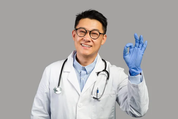 Šťastný Asijský Terapeut Středního Věku Bílém Plášti Ochranné Rukavice Stetoskopem — Stock fotografie