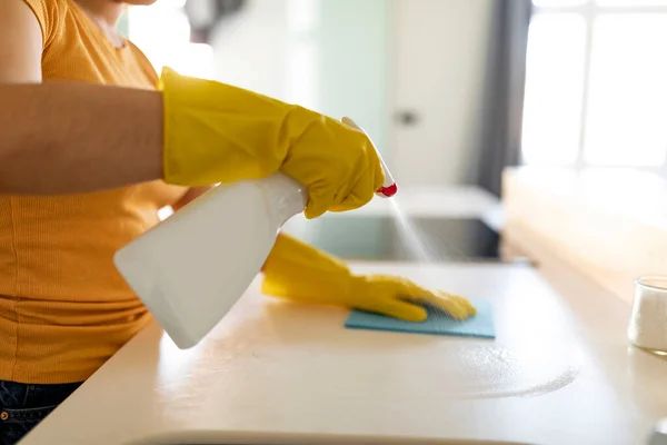 Koncepcja Ocd Kobieta Detergentem Spryskiwacza Szmaty Sprzątanie Kuchni Licznik Sprzątaczka — Zdjęcie stockowe