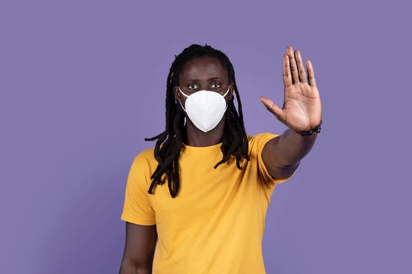 Berörd Afrikansk Amerikansk Ung Man Med Skyddande Mask Coronavirus Sjukdom — Stockfoto