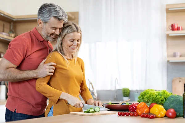 Liebevoll Schöner Mann Mittleren Alters Lässiger Umarmung Seiner Lächelnden Attraktiven — Stockfoto