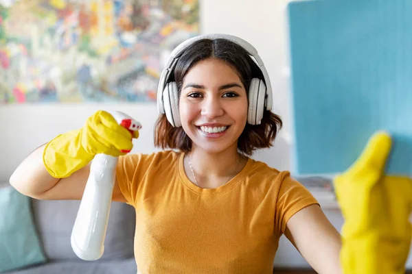 Sprzątanie Happy Arab Woman Wireless Headphones Holding Sprayer Rag Uśmiechnięty — Zdjęcie stockowe