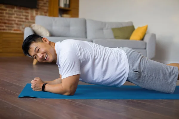 Gelukkig Aziatische Volwassen Man Doet Fitness Training Sportmat Thuis Staan — Stockfoto
