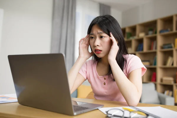 Triste Cansado Asiático Senhora Com Laptop Sofrendo Dor Cabeça Pressionando — Fotografia de Stock
