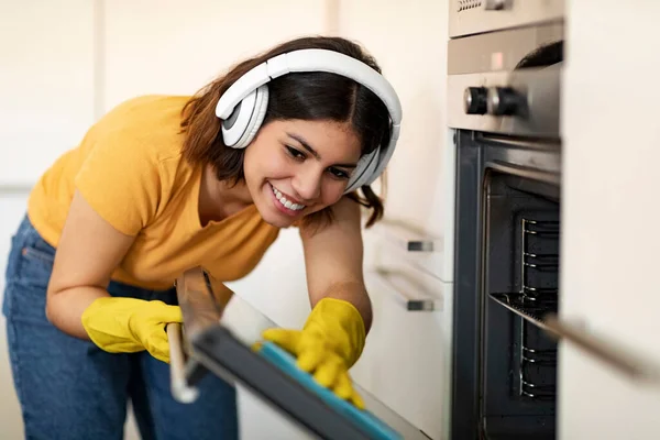 Πορτρέτο Του Χαμογελώντας Νεαρή Αραβίδα Γυναίκα Κάνει Καθαρισμό Στην Κουζίνα — Φωτογραφία Αρχείου