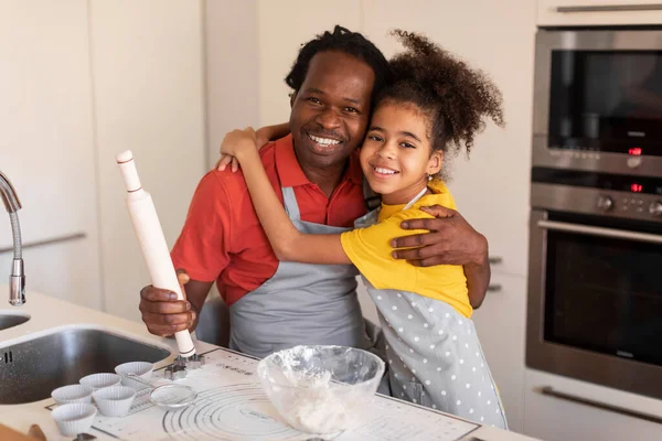Portret Van Gelukkig Zwart Meisje Haar Vader Omhelzen Keuken Interieur — Stockfoto