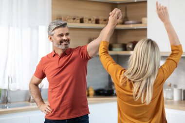 Neşeli, güzel, orta yaşlı eşler mutfakta birlikte dans ediyorlar. Yakışıklı, yakışıklı bir adam, güzel sarışın karısıyla romantik bir akşam geçiriyor. İlişki, evlilik, aile kavramı