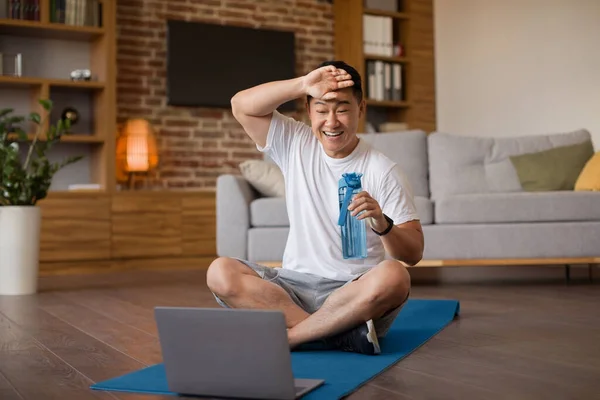 Mutlu Asyalı Adam Online Antremandan Sonra Yorgun Hissediyor Dizüstü Bilgisayarla — Stok fotoğraf
