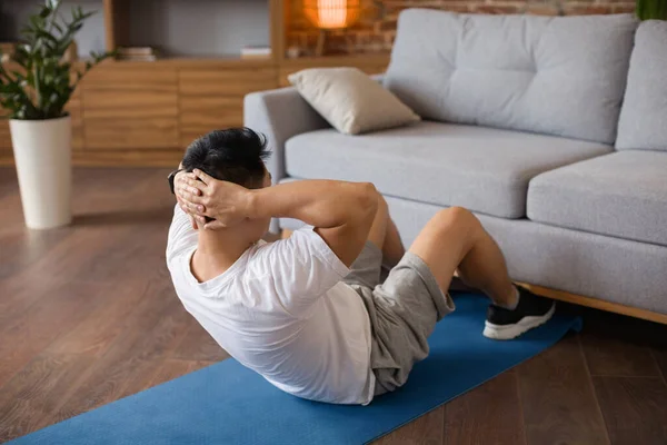 Aktif Olgun Bir Adam Evdeki Kanepenin Yanındaki Yoga Minderinde Karın — Stok fotoğraf