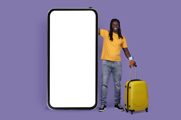 Cool Långhårig Ung Afrikansk Amerikansk Man Resenär Står Bredvid Mobiltelefon — Stockfoto