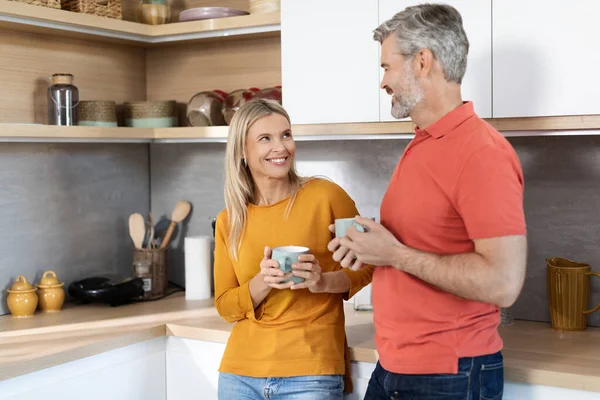 Güzel Orta Yaşlı Bir Çift Evde Kahve Içiyor Mutlu Olgun — Stok fotoğraf