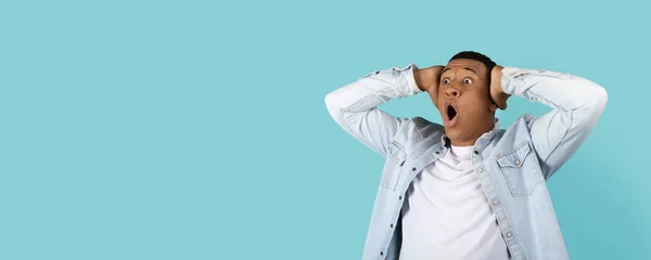 Schockierter Lustiger Junger Afrikanisch Amerikanischer Mann Mit Offenem Mund Hält — Stockfoto