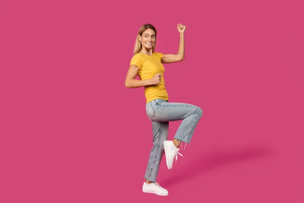 黄色のTシャツの勝利と成功のジェスチャー ピンクの背景に隔離された 完全な長さ スタジオを作る陽気な中年の白人ブロンドの女性 勝利の歌 広告や提供し 人々の感情 — ストック写真
