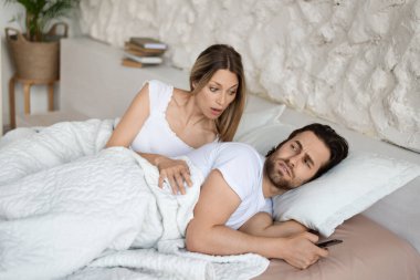 Kocasının yanında yatarken sevgilisine cep telefonuyla mesaj attığını gören bir kadın şok oldu. Kafkasyalı eş kıskanç hissediyor, eşlerinin aşk maceralarını öğreniyor.