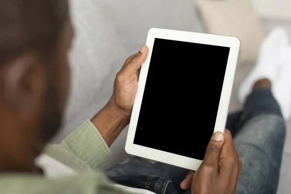 Orta Yaşlı Siyah Erkek Boş Ekranla Tablete Bakıyor Için Yeni — Stok fotoğraf
