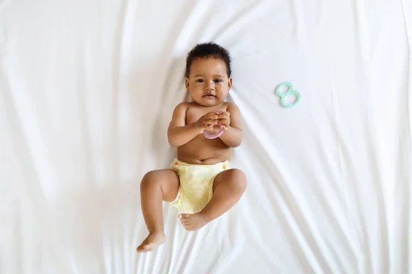 Lindo Bebé Negro Pequeño Usando Pañal Reutilizable Jugando Con Juguete —  Fotos de Stock