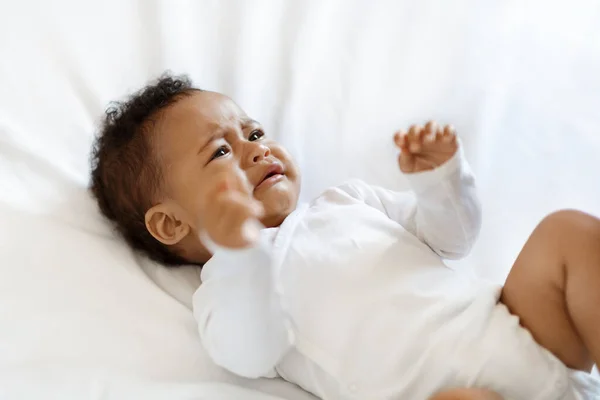 Retrato Choro Pequeno Bebê Preto Vestindo Macacão Deitado Cama Casa — Fotografia de Stock