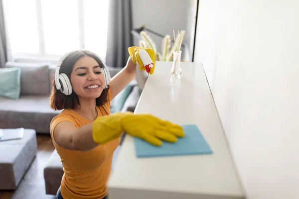 Tareas Domésticas Mujer Árabe Joven Limpiando Polvo Estantería Casa Alegre —  Fotos de Stock
