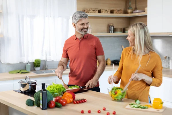Vegetarische Familie Glücklich Schöne Mann Und Frau Mittleren Alters Kochen — Stockfoto