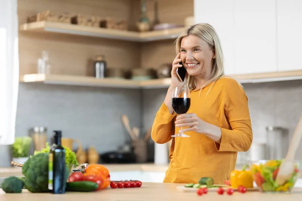 Glücklich Attraktive Erwachsene Blonde Frau Homewear Die Rotwein Trinkt Während — Stockfoto