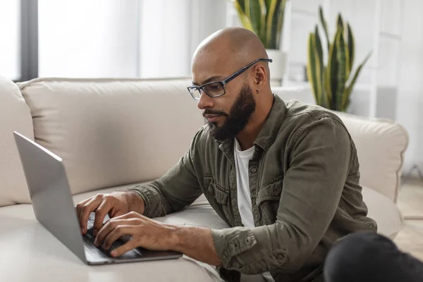 Successful Freelance Focused Man Using Laptop Typing Keyboard Working Online — Stock Photo, Image