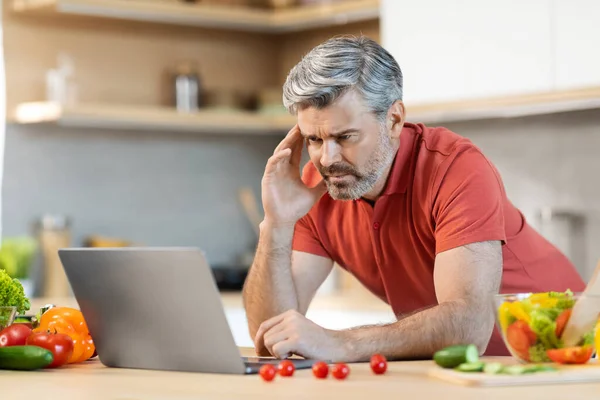 Gestresster Gutaussehender Grauhaariger Mann Mittleren Alters Blickt Auf Computerbildschirm Berührt — Stockfoto