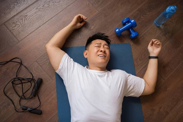 Esausto Uomo Coreano Maturo Sdraiato Sul Tappeto Yoga Sul Pavimento — Foto Stock