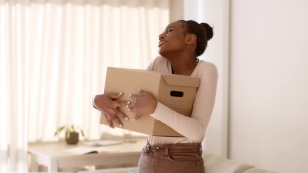 Muy Esperada Compra Joven Mujer Afroamericana Feliz Shopaholic Abrazando Caja — Vídeos de Stock