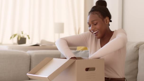Giovane Donna Afroamericana Carina Shopaholic Scatola Consegna Apertura Godendo Nuovo — Video Stock