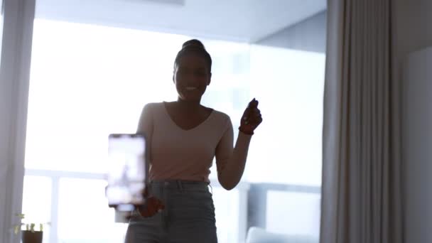 Contenido Moda Joven Mujer Afroamericana Emocionada Grabando Videos Divertidos Teléfonos — Vídeos de Stock