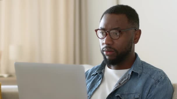 Conceito Trabalho Online Close Retrato Jovem Negro Concentrado Americano Óculos — Vídeo de Stock
