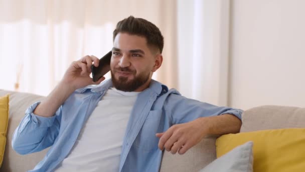 Concept Communication Mobile Jeune Homme Insouciant Moyen Orient Parlant Avec — Video