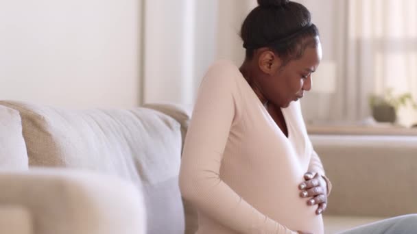 Träningssammandragningar Ung Orolig Gravid Afrikansk Amerikansk Kvinna Känner Smärta Attack — Stockvideo