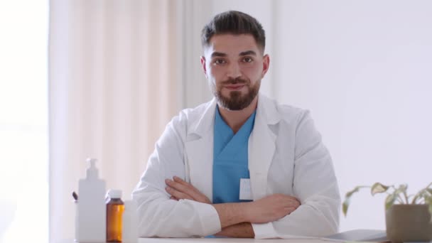 在线医疗预约 中东年轻职业医生的相机肖像记录博客 向病人解释用药的目的 慢动作 自由空间 — 图库视频影像