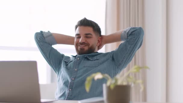 Bien Hecho Trabajo Joven Hombre Oriente Medio Freelancer Sensación Satisfacción — Vídeo de stock