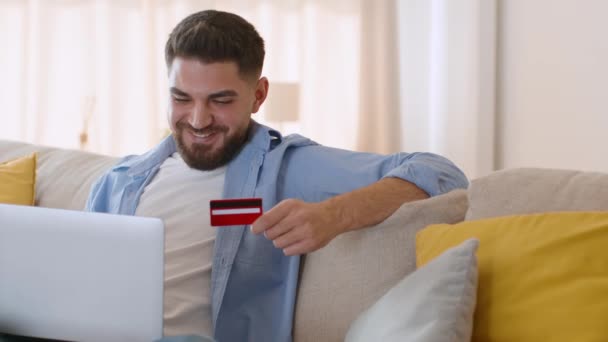 Banca Línea Rápida Joven Hombre Árabe Relajado Compras Internet Introducción — Vídeo de stock