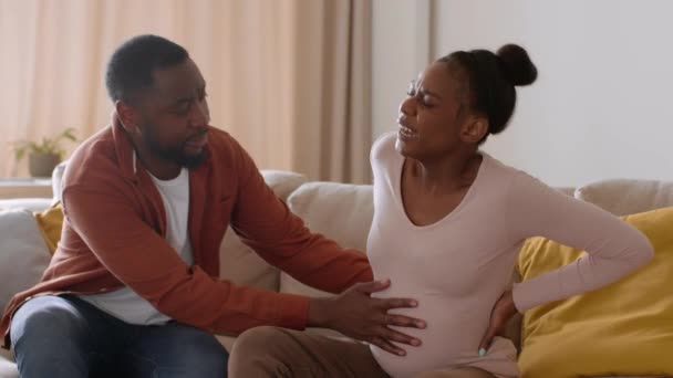 Beginn Der Wehen Junge Schwangere Afroamerikanerin Fühlt Plötzliche Wehen Ihr — Stockvideo