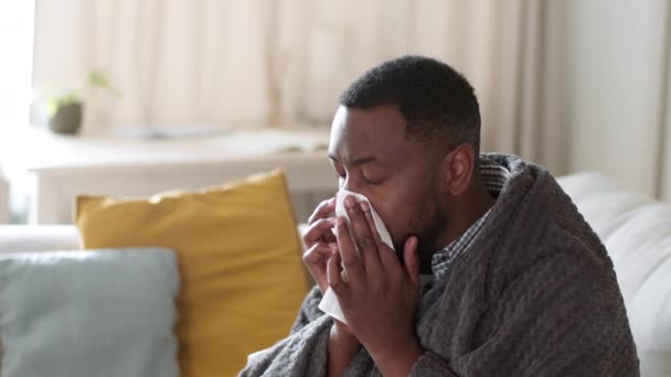 Przeziębienie Sezonowe Grypa Zbliżenie Portret Młodego Chorego Afrykanina Dmuchającego Nos — Wideo stockowe