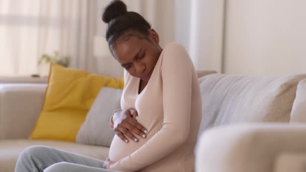 Problemy Ciążą Młoda Nieszczęśliwa Afrykańska Kobieta Ciąży Cierpiąca Powodu Bolesnego — Wideo stockowe