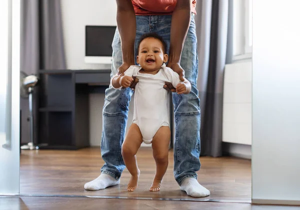 Roztomilý Černý Kojenec Dělá První Krůčky Doma Pomocí Otců Pečující — Stock fotografie