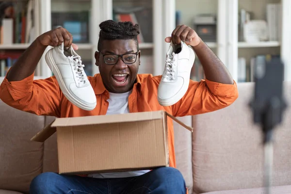 Емоційний Щасливий Крутий Молодий Афроамериканський Хлопець Дредлоками Модний Блогер Показуючи — стокове фото