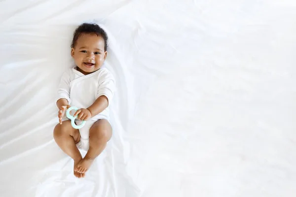 Concepto Cuidado Niños Retrato Adorable Bebé Negro Acostado Cama Con —  Fotos de Stock