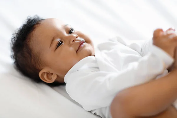 Primer Plano Shot Cute Little Black Baby Boy Girl Acostado — Foto de Stock