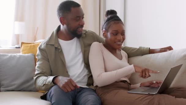 Compras Online Sazonais Jovem Homem Americano Africano Feliz Mulher Escolhendo — Vídeo de Stock