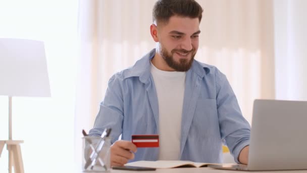 Bequemer Bankservice Junge Positive Araber Zahlen Online Laptop Geben Kreditkartendaten — Stockvideo