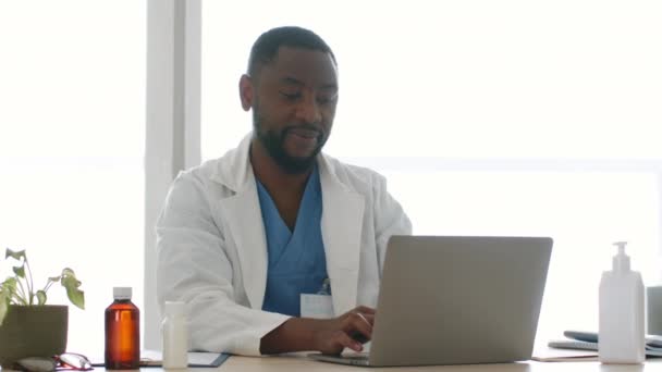 Giovane Professionista Afroamericano Uomo Medico Digitando Sul Computer Portatile Ufficio — Video Stock