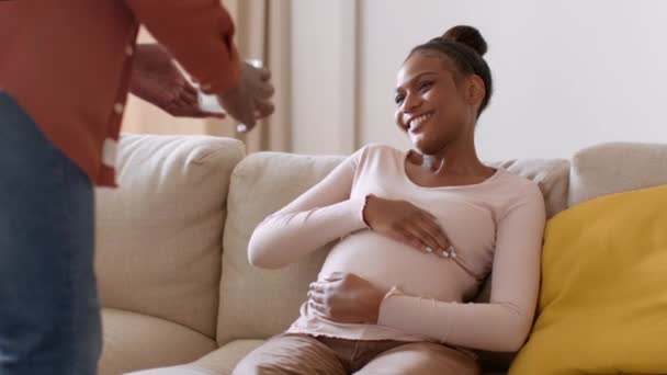 Rodinná Láska Péče Mladá Těhotná Africká Americká Žena Odpočívající Doma — Stock video