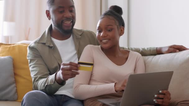 Conceito Compras Online Homem Mulher Afro Americanos Felizes Fazendo Compras — Vídeo de Stock